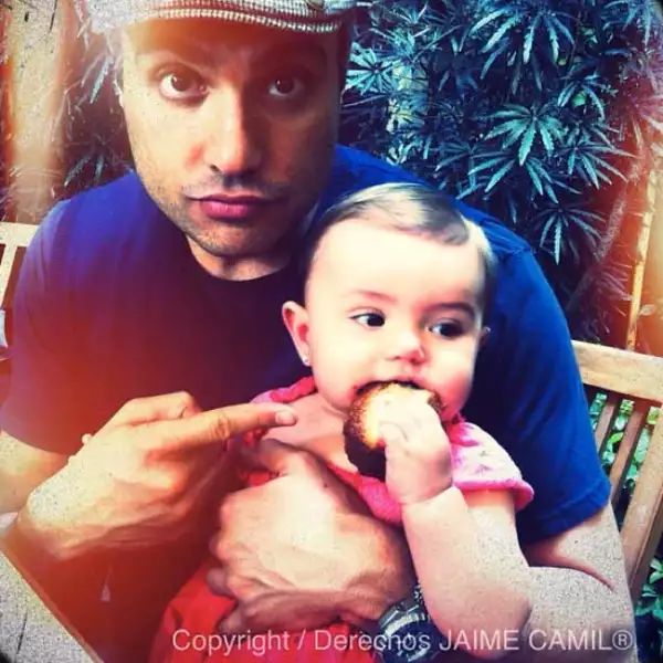 Elena es tan bonita como sus padres.