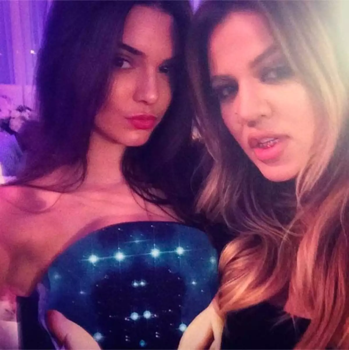 Khloé y Kendall posan sexys en una selfie.