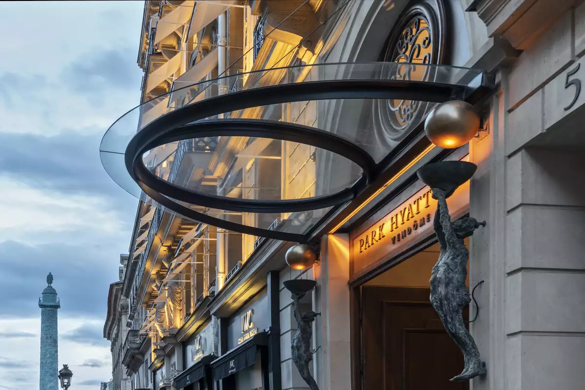Park-hyatt-paris-vendome-facade-rue-de-la-paix-night-light-colonne-vendome.jpg