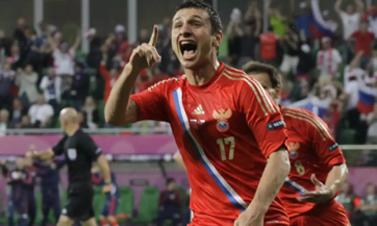 El BEUC dijo que la playera de Polonia contiene organotina en dosis superiores al límite legal. (Foto: AP)