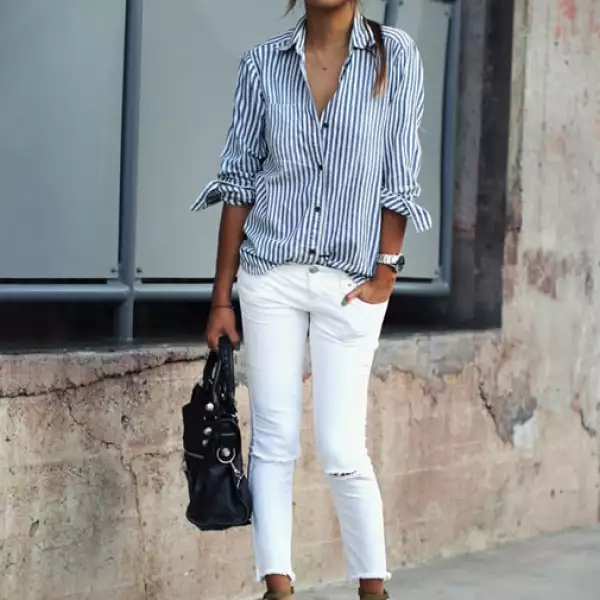 La inspiración navy en su máxima sofisticación con este look de skinny jeans blancos con una camisa a rayas-