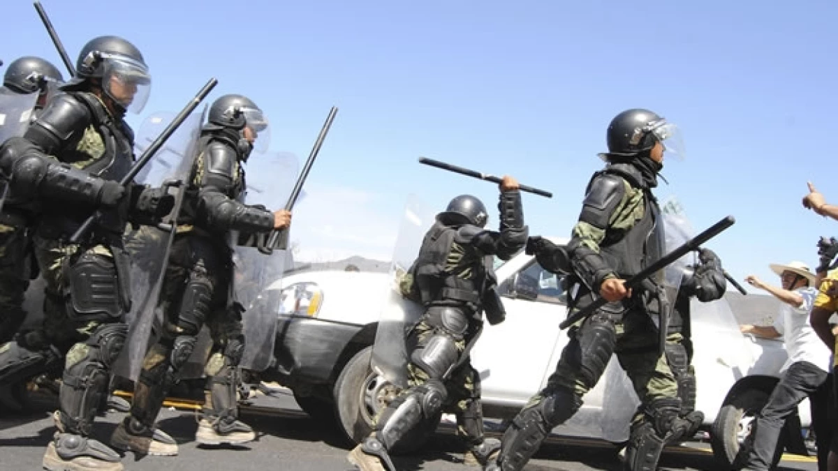 Elementos de la Policía Militar durante un enfrentamiento con pobladores de Chilpancingo, Guerrero, en febrero pasado
