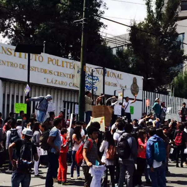 Cientos de estudiantes del Instituto Politécnico Nacional (IPN) realizaron bloqueos a la circulación en avenidas como Constituyentes y Taxqueña en protesta contra las modificaciones en el plan de estudios y el reglamento interno.