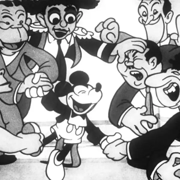 A pesar de no tener muchos clientes, en 1927 Disney crea a Mickey Mouse, su personaje más popular y memorable, el cual durante 8 años fue en blanco y negro.