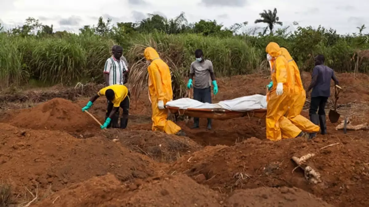 Los restos de personas que han muerto por el ébola en Sierra Leona son trasladados a fosas comunes