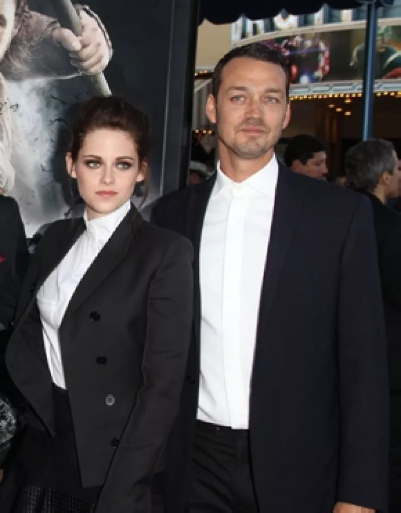 Ahora que la cinta `Blancanieves y la leyenda del cazador´ a salido en DVD, se puede saber lo bien que habló el director de su protagonista con la que tuvo un affair.