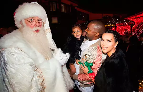 Kanye, Kim y North pasaron la Navidad en la fiesta anual de Kris, a la que también asistieron las hermanas de Kim y sus amigos más cercanos.