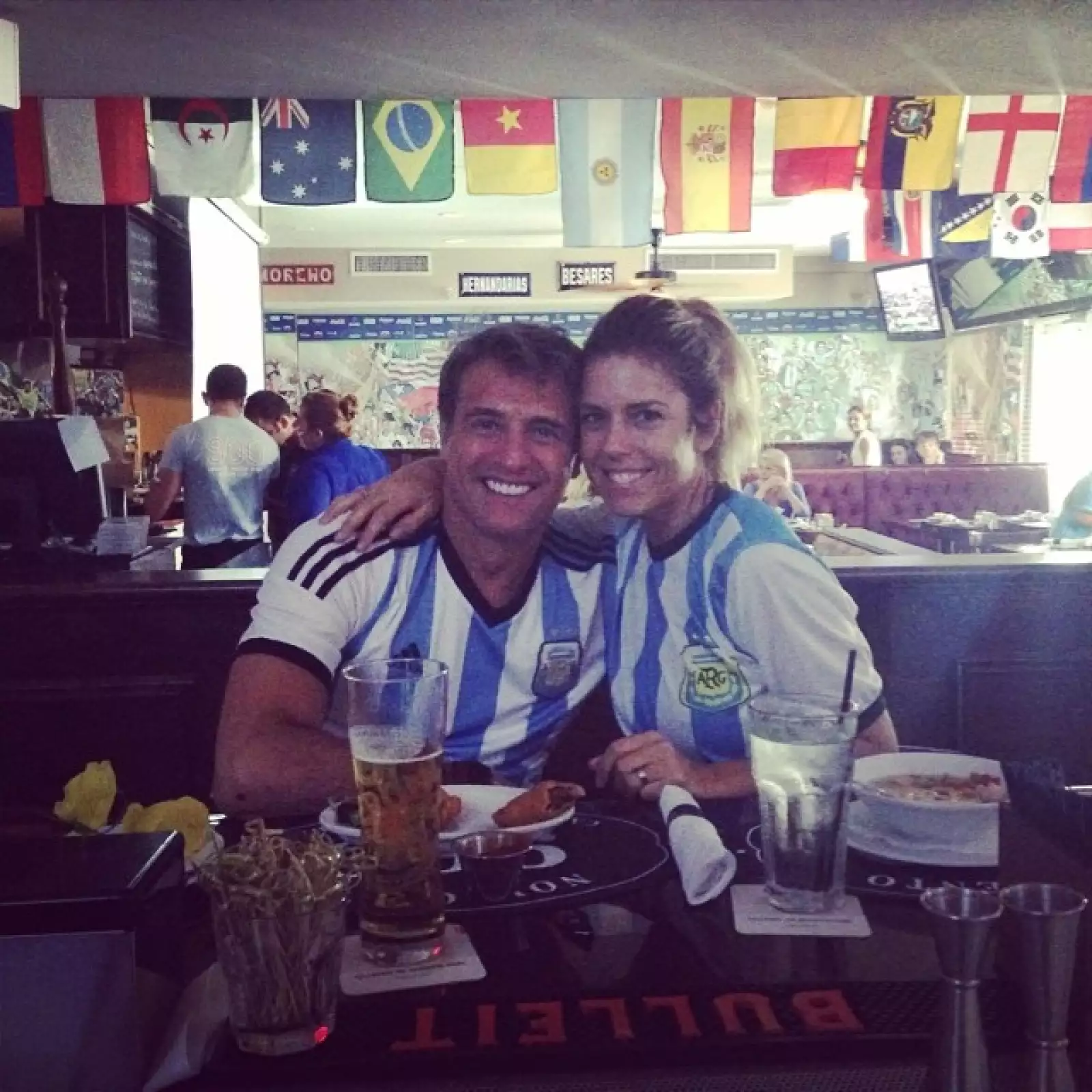 Maki Soler compartió esta foto junto a su esposo Juan Soler mientras veía el partido contra Bélgica el cual les dejó un gran sabor de boca.