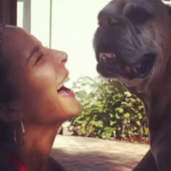 "Mi biggeste love", escribió en esta imagen con su perro "Bolillo".