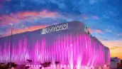 La fachada de un centro comercial de Liverpool iluminada por luces rosas.