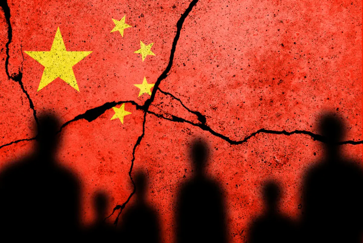 bandera de China con sombras de personas