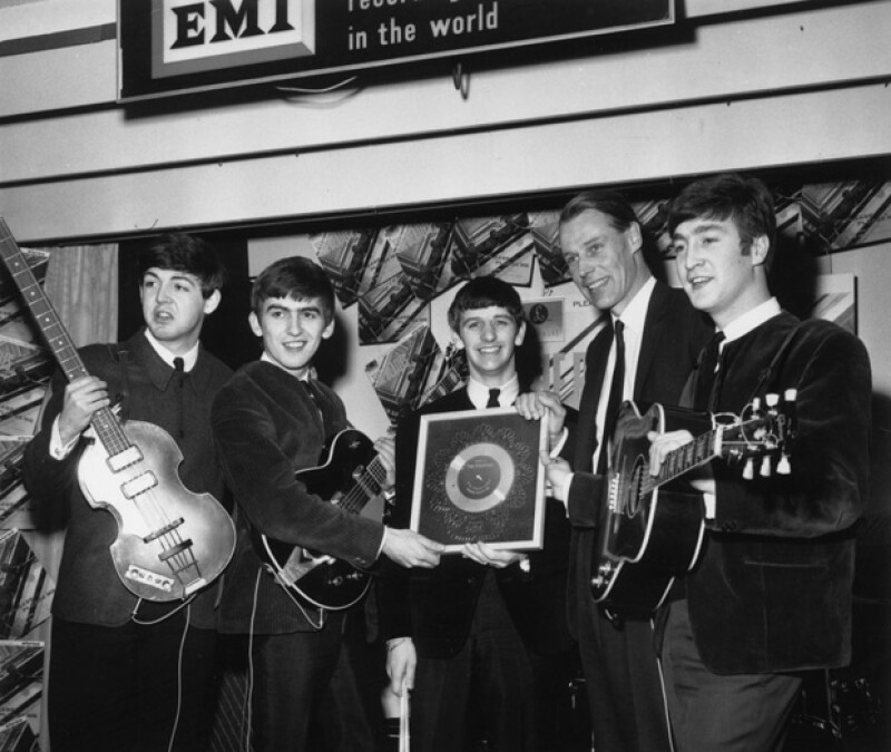 George, el segundo de la izquierda a derecha, fue considerado como "El quinto Beatle".