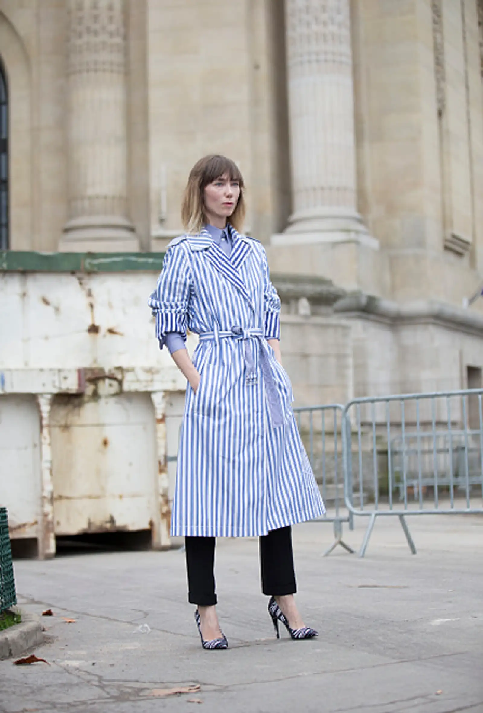 Las calles de París están repletas de fashion insiders por lo que no podía faltar las propuestas de la it girl rusa. Nos encanta que jugó con piezas a rayas para llevar durante el marco de Alta Costura.