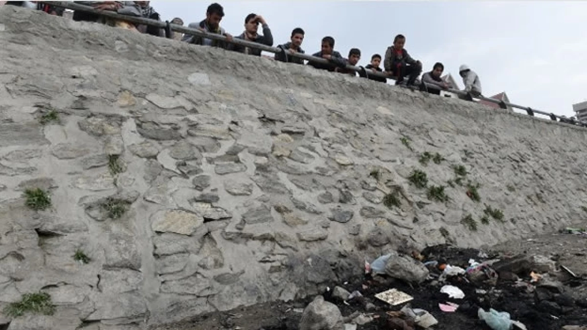 Una multitud observa los supuestos restos de una mujer que fue quemada por una multitud