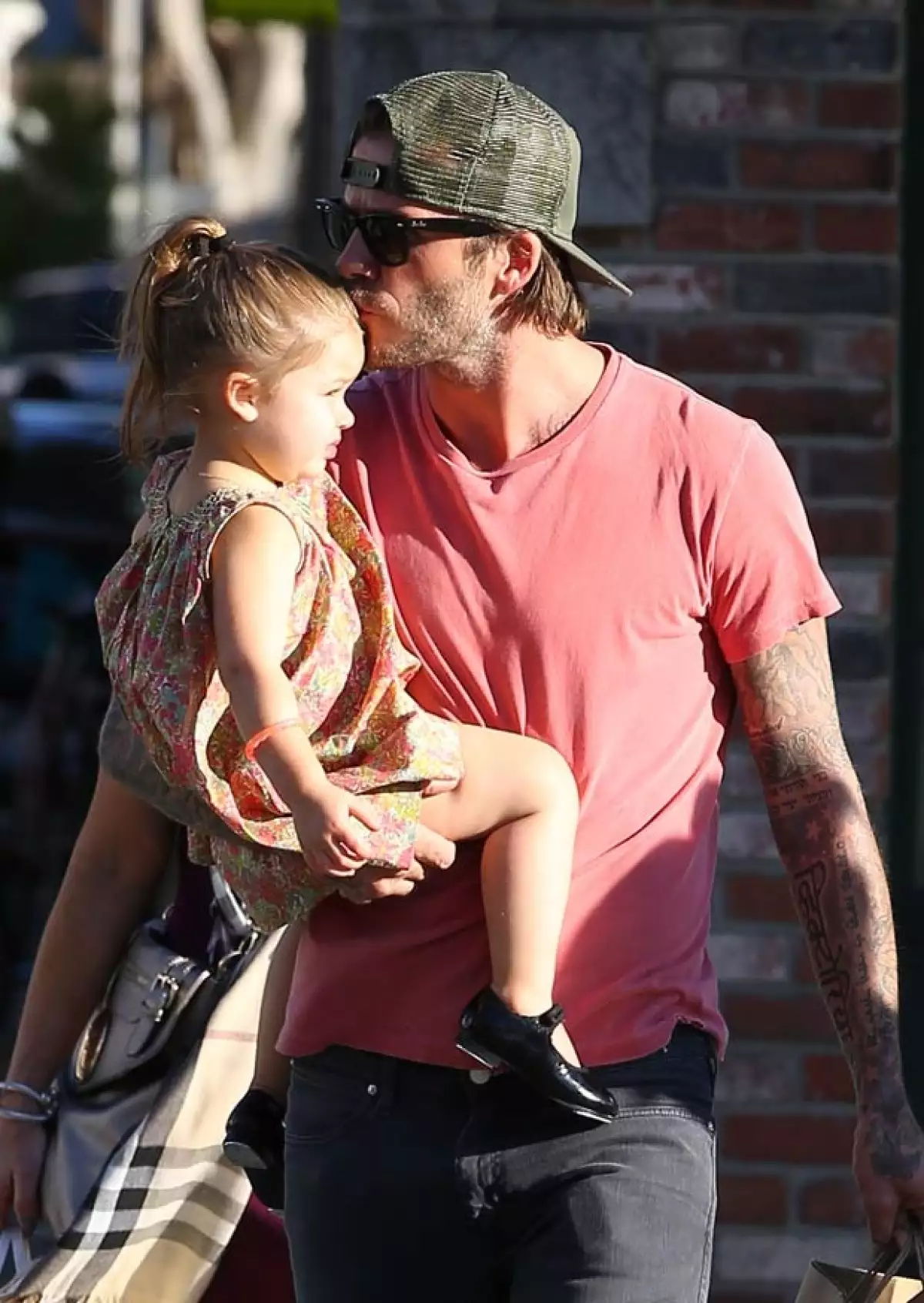 El ex futbolista le dio muchos besos a su hija en la frente y cachete.