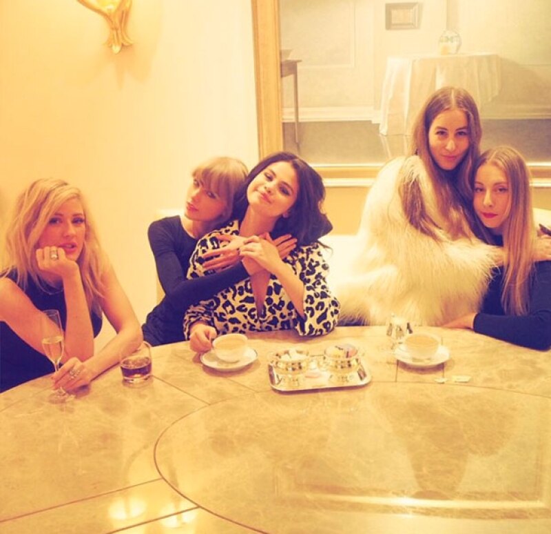 Las hermanas Haim, Este y Alana, ahora se han unido al grupo de estas celebs.