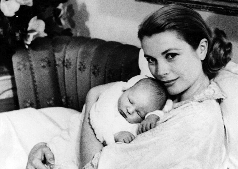 Grace posa con su primer hijo hombre, Alberto, quien nació un año después de su hermana Carolina.