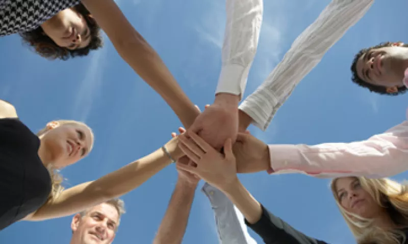 El tipo correcto de establecimiento de redes de contacto siempre lo acerca a las personas. (Foto: Thinkstock)