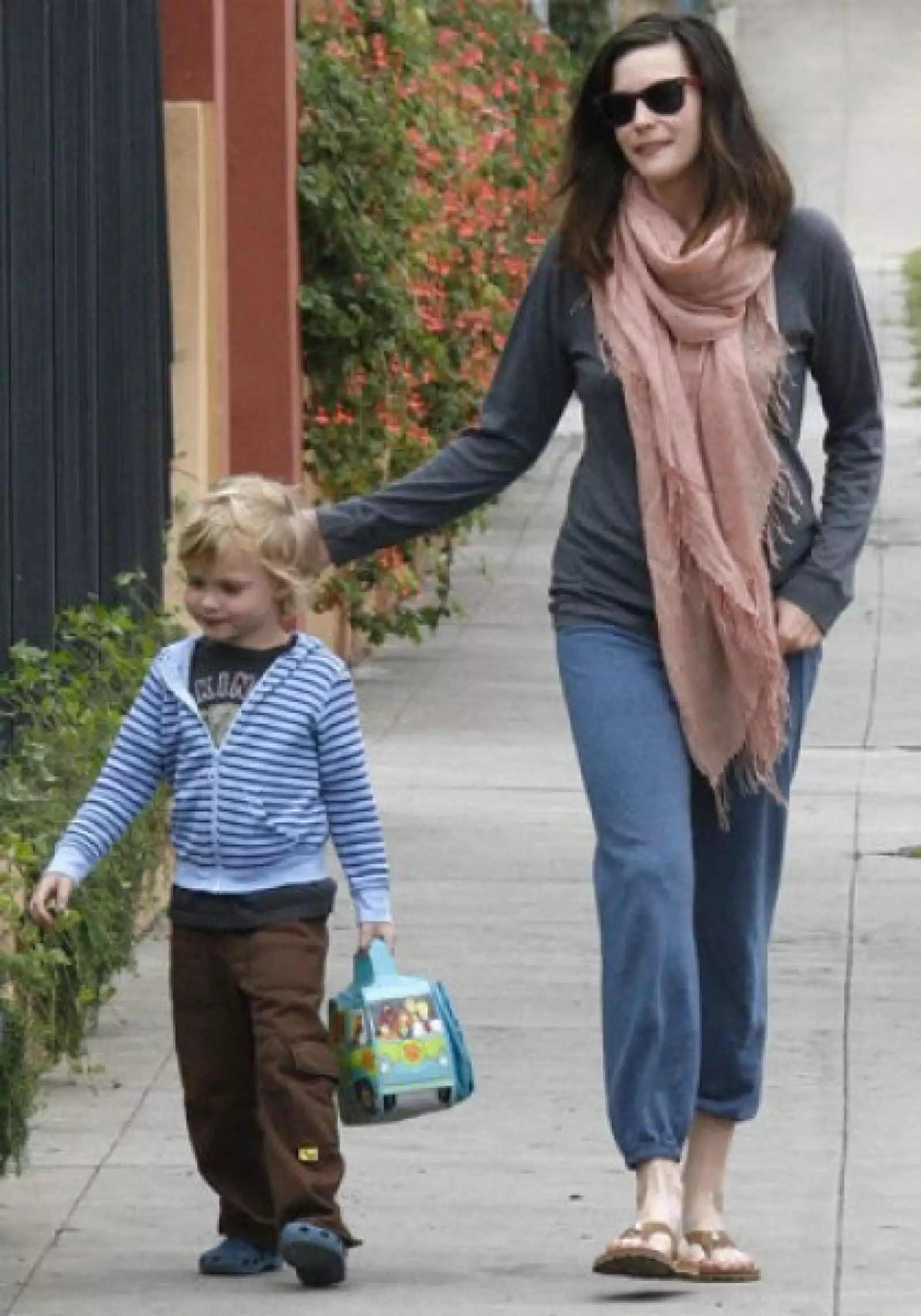 La guapa Liv Tyler deja el glamour y lo sexy para cuando se encuentra grabando alguna película, pero para llevar a su hijo Milo a la escuela en Los Ángeles, California, la actriz se pone cómoda y ropa deportiva con sandalias.