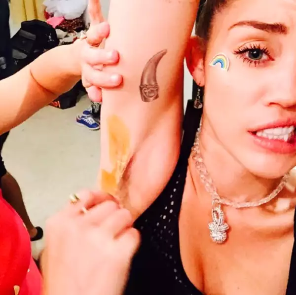 Miley Cyrus también ha mostrado los vellos de su axila, generando controversia por su imagen descuidada y por supuesto, desagradable.