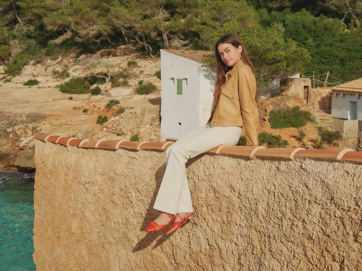 Mujer sentada con zapatos de piso. 