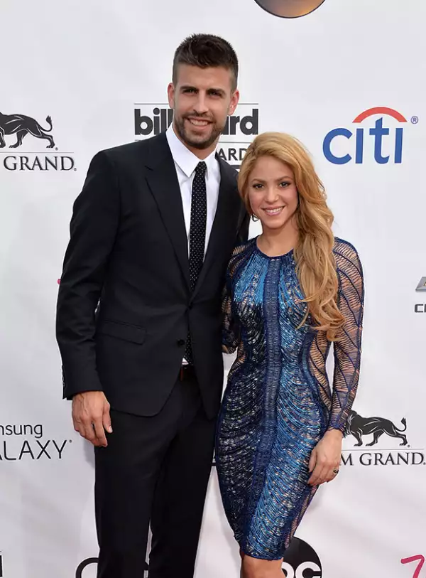 Shakira vive en España junto a Piqué y sus hijos Milan y Sasha.