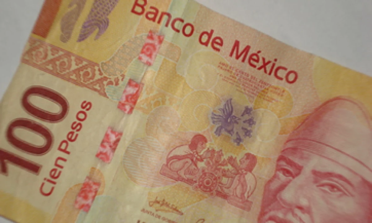 En ventanillas de bancos y casas de cambio, el peso operaba en 11.36 por dólar a la compra y en 11.76 pesos a la venta. (Foto: Karina Hernández)