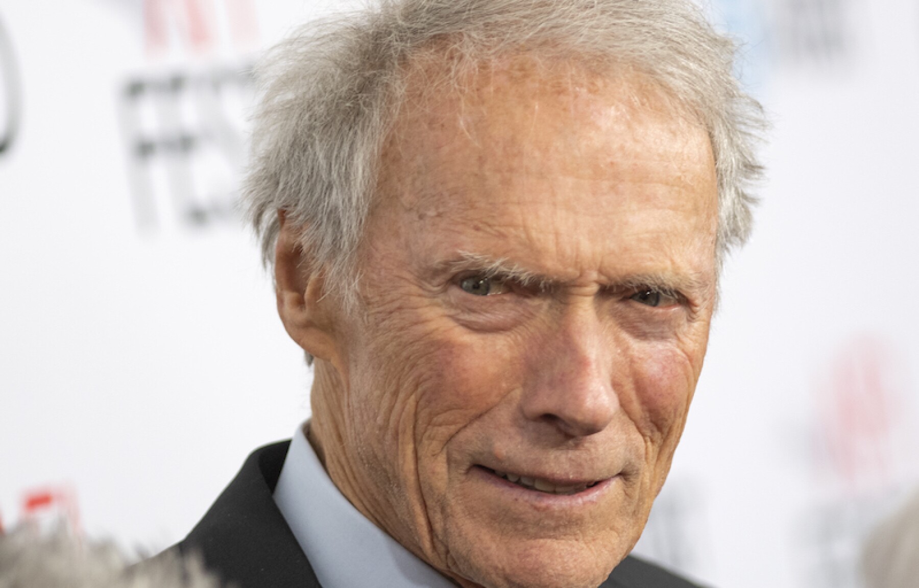 Clint Eastwood celebra 90 años sin planes de retirarse