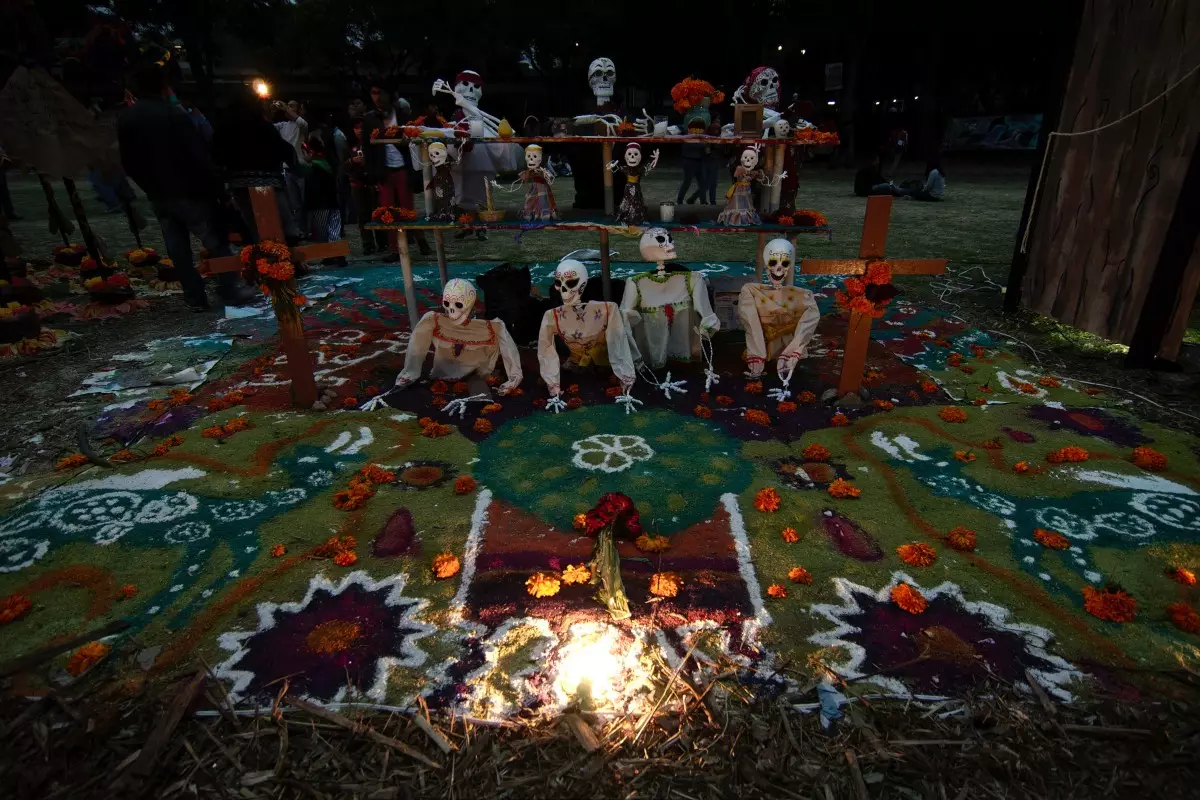 La megaofrenda de la UNAM 2022 tiene como tema central el muralismo. 