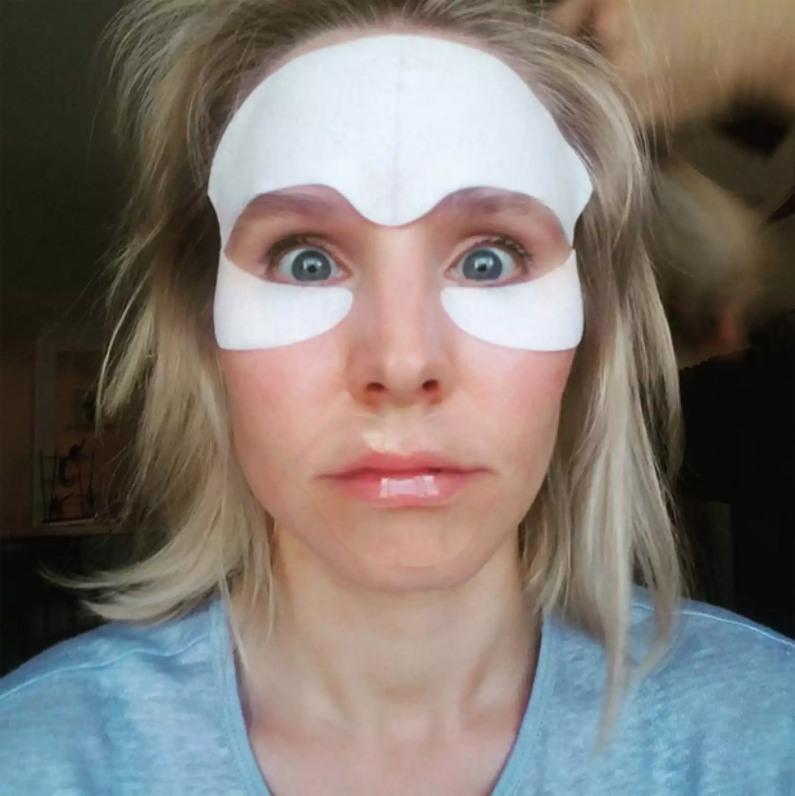 Kristen Bell compartió esta divertida fotografía de la técnica de su makeup artist para hacerla lucir guapísima.