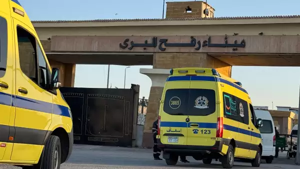 Las ambulancias esperan en fila en el lado egipcio del cruce fronterizo de Rafah con la Franja de Gaza palestina, en el noreste de Egipto, el primer día de la evacuación de unos 50 palestinos, en el cruce de Rafah el 2 de febrero de 2026. El cruce fronterizo clave de Rafah en Gaza se reabrió a los palestinos el 2 de febrero de 2026, dijo un funcionario de seguridad israelí, pero los medios de comunicación vinculados al estado egipcio dijeron que solo a 50 personas se les permitiría cruzar en cada dirección en los primeros días. La reanudación de las operaciones se produce después de que las fuerzas israelíes tomaran el control de la puerta de entrada a Egipto en mayo de 2024 durante la guerra con Hamas