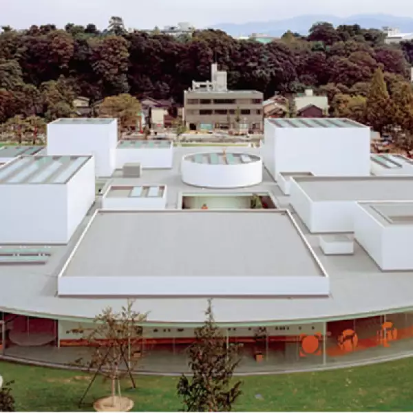 21st Century Museum of Contemporany Art de Kanazawa, Japón. Al exterior, jardines. Al interior, patios que privilegian la iluminación natural.