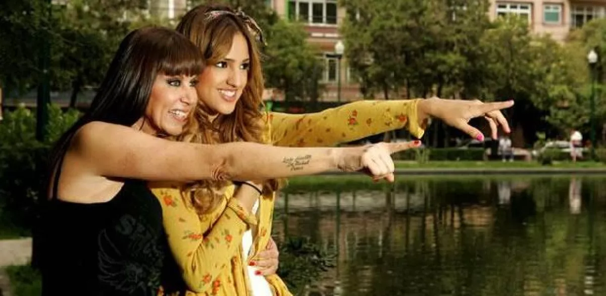 El padre de Eiza murió cuando ella tenía apenas 12 años de edad, y aunque siempre quiso que su hija continuara con sus estudios, Glenda vio en ella el interés por la música y la actuación.