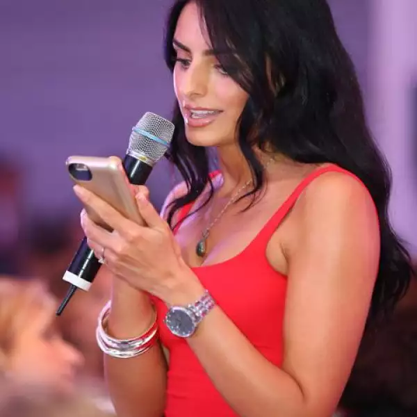 Aislinn Derbez.