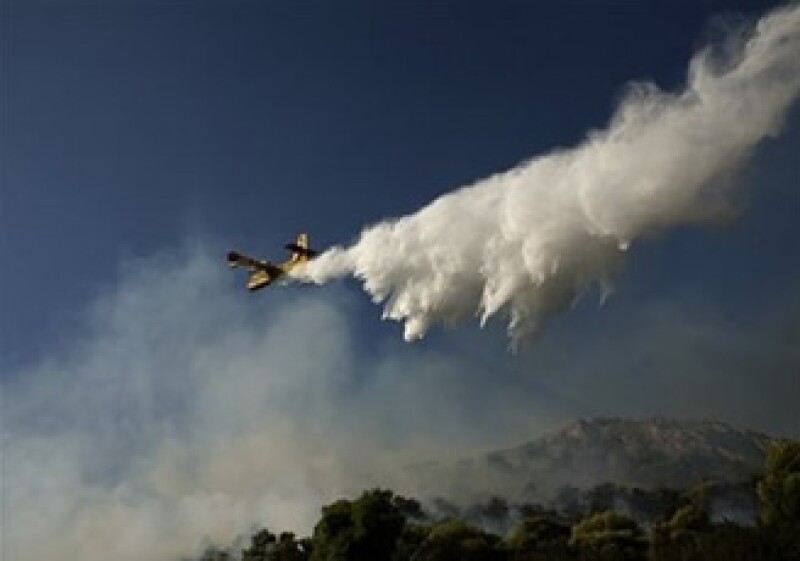 Hidroaviones griegos, italianos y franceses combatieron las llamas. (Foto:AP)