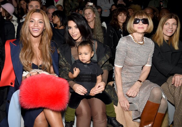 A la pequeña Nori no pareció importarle que se encontraba en medio de grandes personalidades, como Anna Wintour y Beyoncé.
