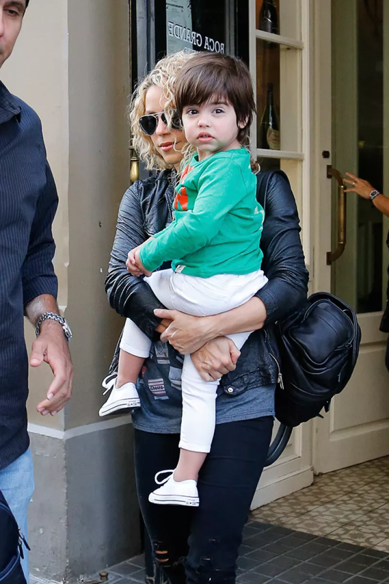 La mañana de este domingo, la colombiana, sus hijos y sus suegros desayunaron en un restaurante de Barcelona para celebrar el cumpleaños 84 de su papá. Gerard Piqué brilló por su ausencia.