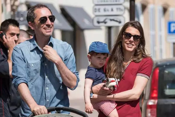 Después de que la revista People confirmara su separación, Carlota y Gad se reunieron junto con el pequeño Raphaël en una salida casual.