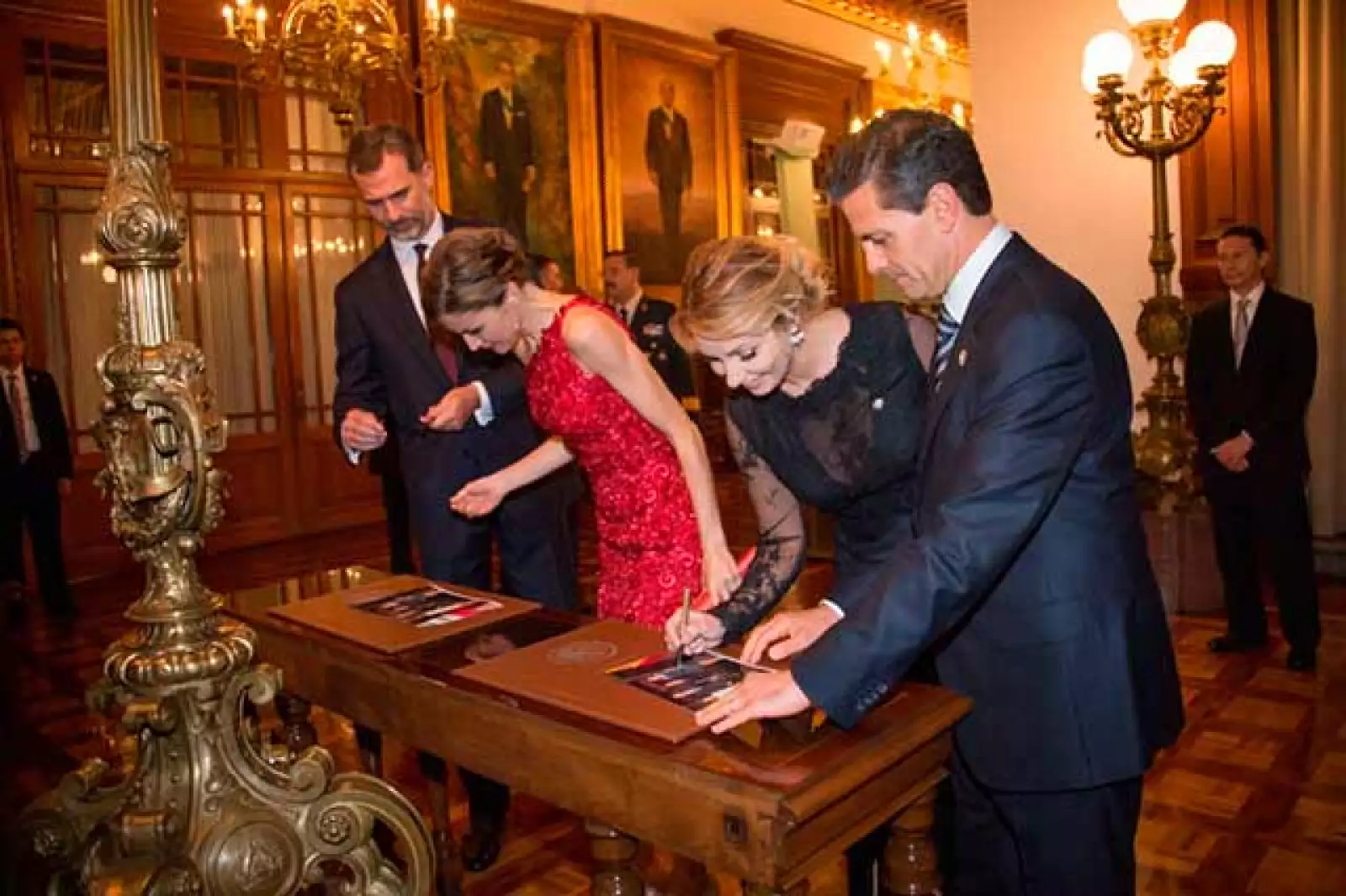 El mandatario mencionó que otorgó a los reyes de España la condecoración del Águila Azteca en su grado de collar, que es la máxima distinción que el país otorga a los extranjeros por sus prominentes servicios prestados a la nación mexicana o a la humanidad.