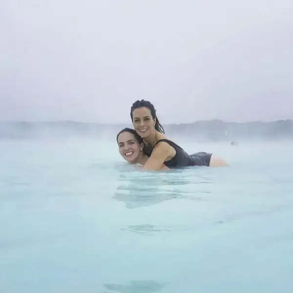 Con su hermana Victoria, de quien asegura, es su mejor amiga.