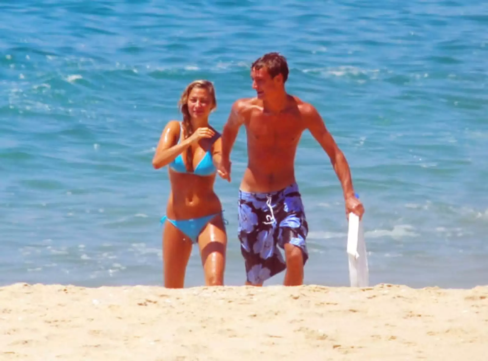 Pierre Casiraghi se divierte en la arena con su novia Beatrice Borromeo.