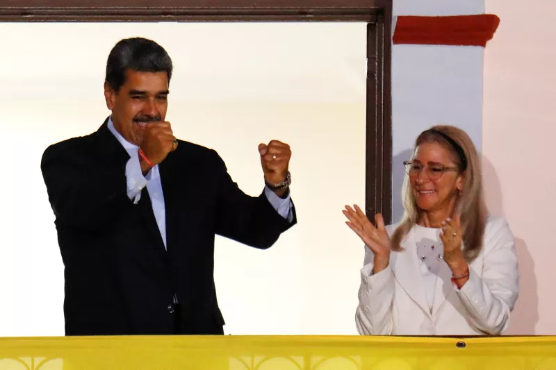 El presidente de Venezuela, Nicolás Maduro, hace un gesto desde el balcón del Palacio de Miraflores, en Caracas, Venezuela, 31 de julio de 2024.