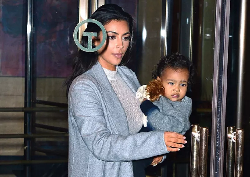 La pequeña North West cuenta con su propia peluquera personal encargada de darle masajes, así como con un equipo de estilistas.