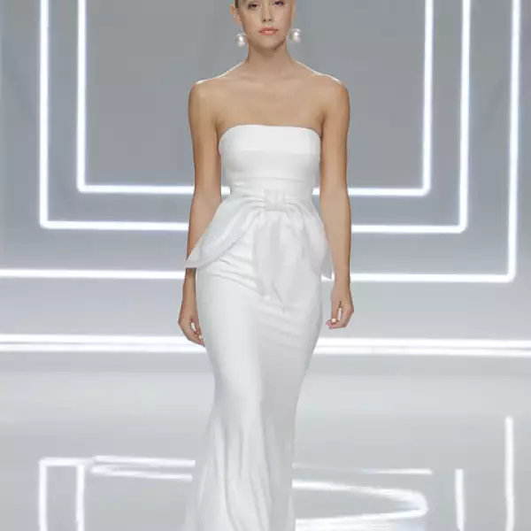 Vestido Nicole de crepe de seda con escote palabra de honor y lazo tulipan de organza de seda.