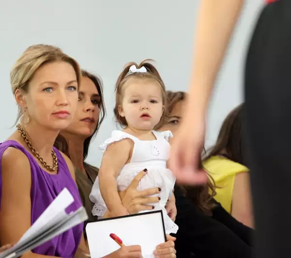 La pequeña de 14 meses estuvo atenta.