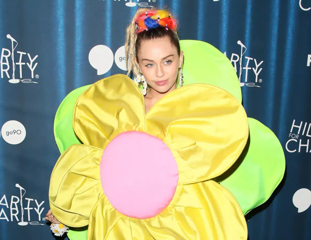 Jennifer Lopez se pone seria y nos encanta su look de profesora, Cate Blanchett vuelve a triunfar y con mucha pedrería, mientras Kylie Jenner fracasa en un Balmain y Beyoncé nos decepciona por vulgar.