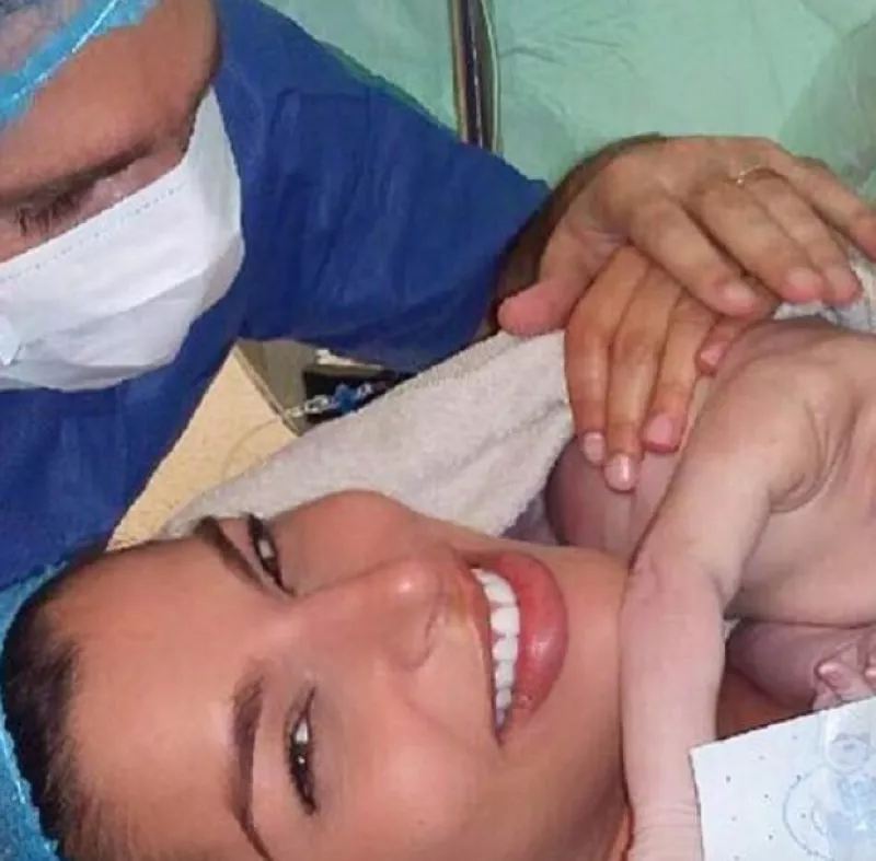 Amaïa, la primera hija de la pareja, finalmente nació ayer en París y Bárbara compartió una tierna imagen del feliz momento.