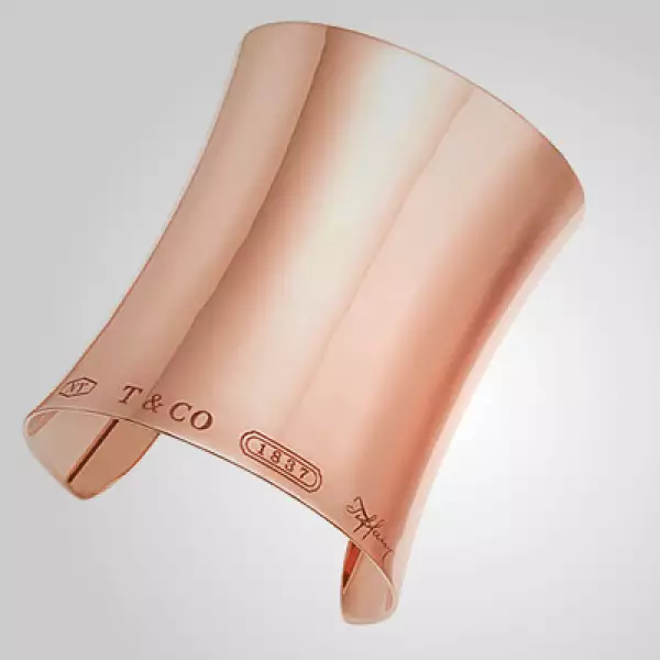 El material debuta en diseños de la colección 1837, caracterizados por sus amplias superficies, elegantes contornos bruñidos y terminados con el sello de la casa.