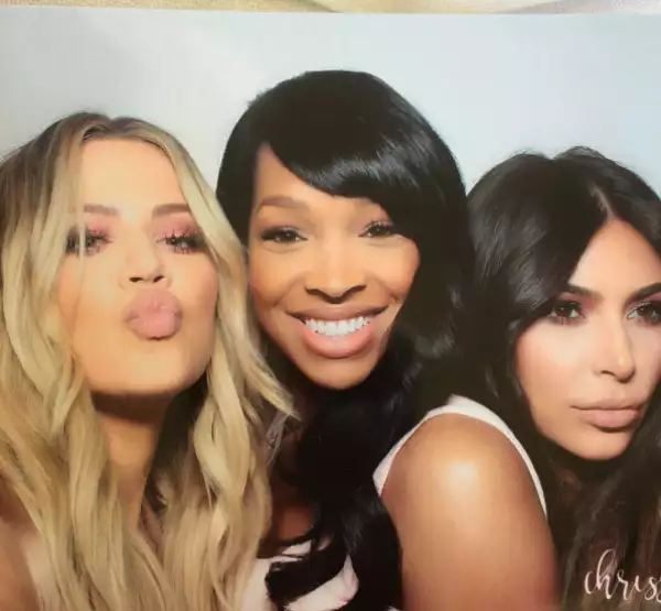 Khloé, Kim y más invitadas se divirtieron en el photobooth.