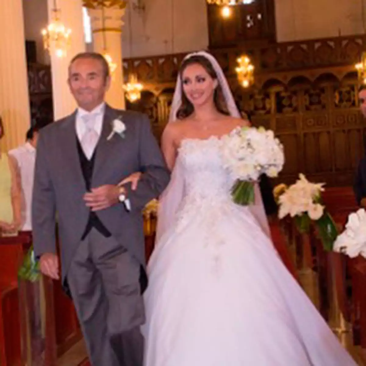 Anahí fue llevada al altar por su papá Enrique Puente.